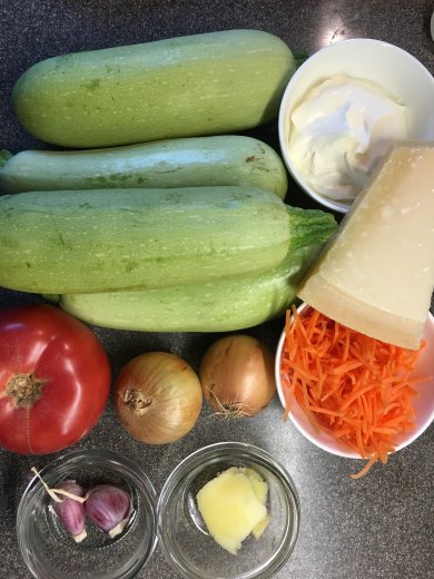 Соблазнительно вкусные кабачки со сметаной под корочкой Пармеджано - Шаг 1