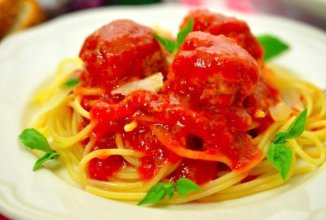 Куриные фрикадельки в ароматном томатном соусе