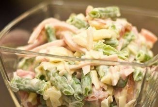 Салат с ветчиной и стручковой фасолью.