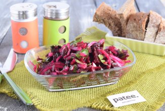 Греческий салат со свекольной ботвой