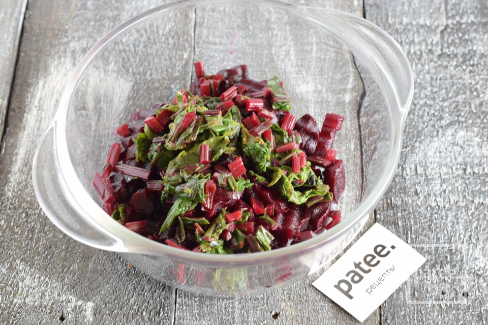 салат со свеклой и фетой. салат свекла фета. салат свекла руккола апельсин. греческий салат со свеклой. греческий салат со свеклой.
