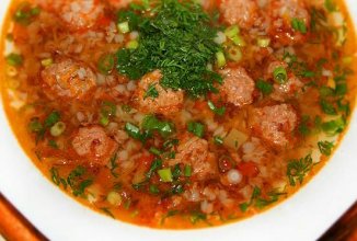 Гречневый суп с фрикадельками.