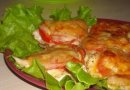 Куриное филе под сыром с помидорами