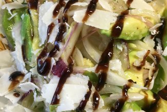 Салат "Адвокат" с авокадо, луком и сыром пармезан