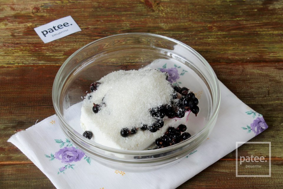 Бисквитный рулет с творогом - Шаг 9