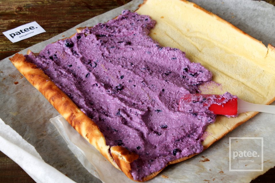 Бисквитный рулет с творогом - Шаг 11