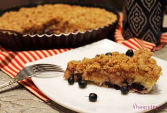 Черничный пирог с крошкой, козьим сыром и медовой глазурью