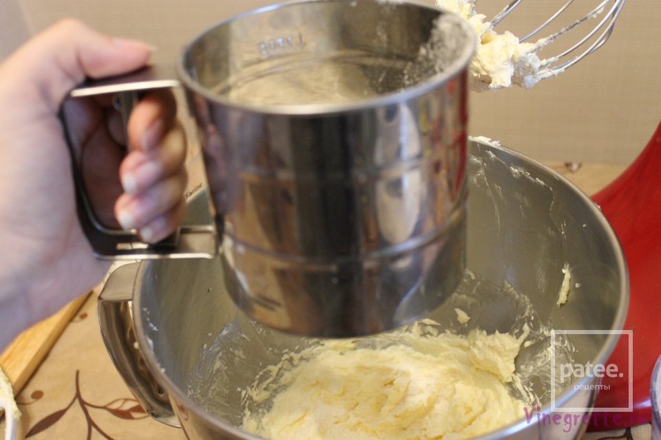 Черничный пирог с крошкой, козьим сыром и медовой глазурью - Шаг 3