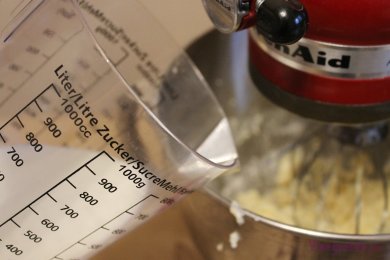 Черничный пирог с крошкой, козьим сыром и медовой глазурью - приготовление