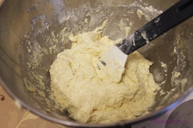 Черничный пирог с крошкой, козьим сыром и медовой глазурью - приготовление