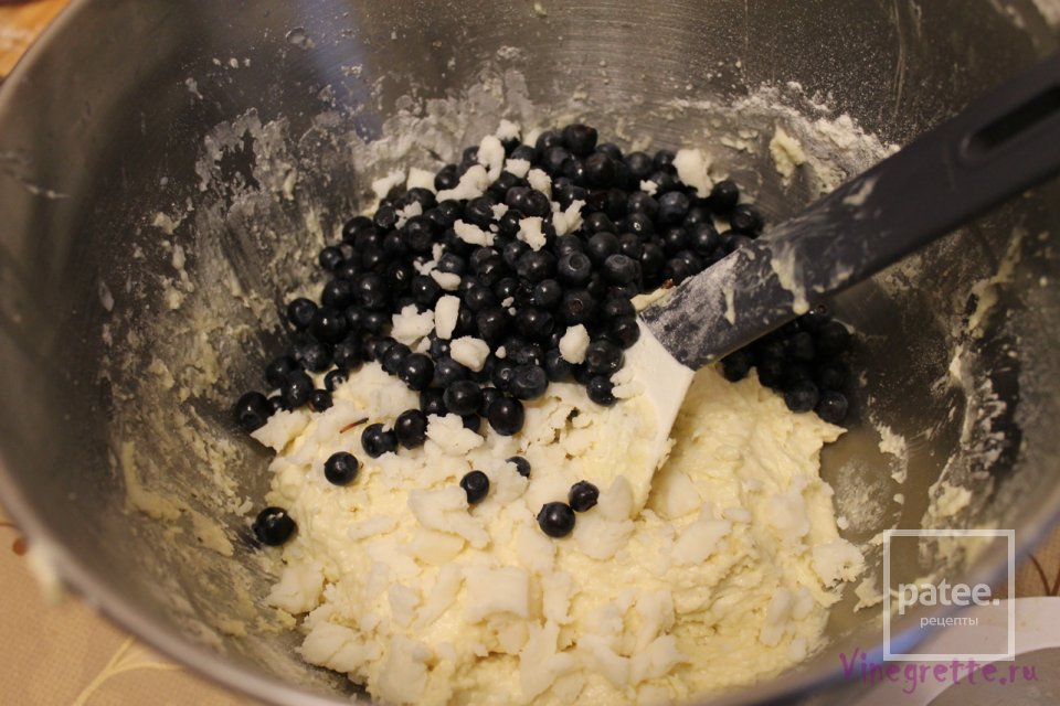 Черничный пирог с крошкой, козьим сыром и медовой глазурью - Шаг 5