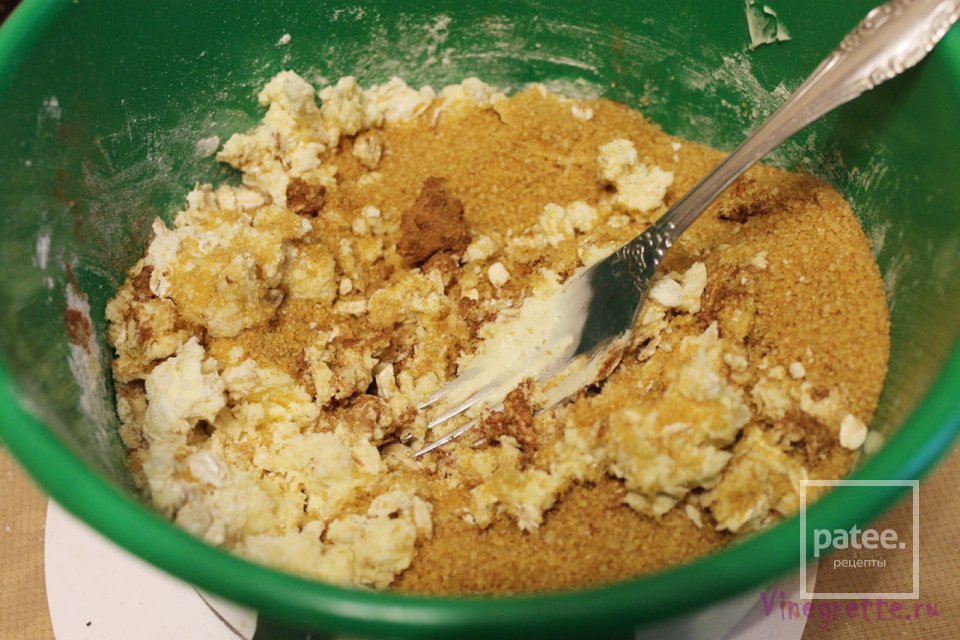 Черничный пирог с крошкой, козьим сыром и медовой глазурью - Шаг 6