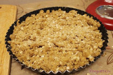 Черничный пирог с крошкой, козьим сыром и медовой глазурью - приготовление