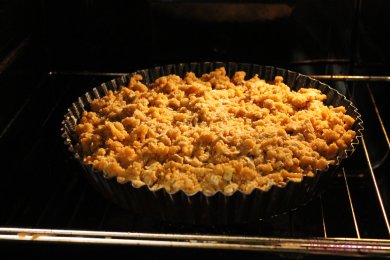 Черничный пирог с крошкой, козьим сыром и медовой глазурью - приготовление