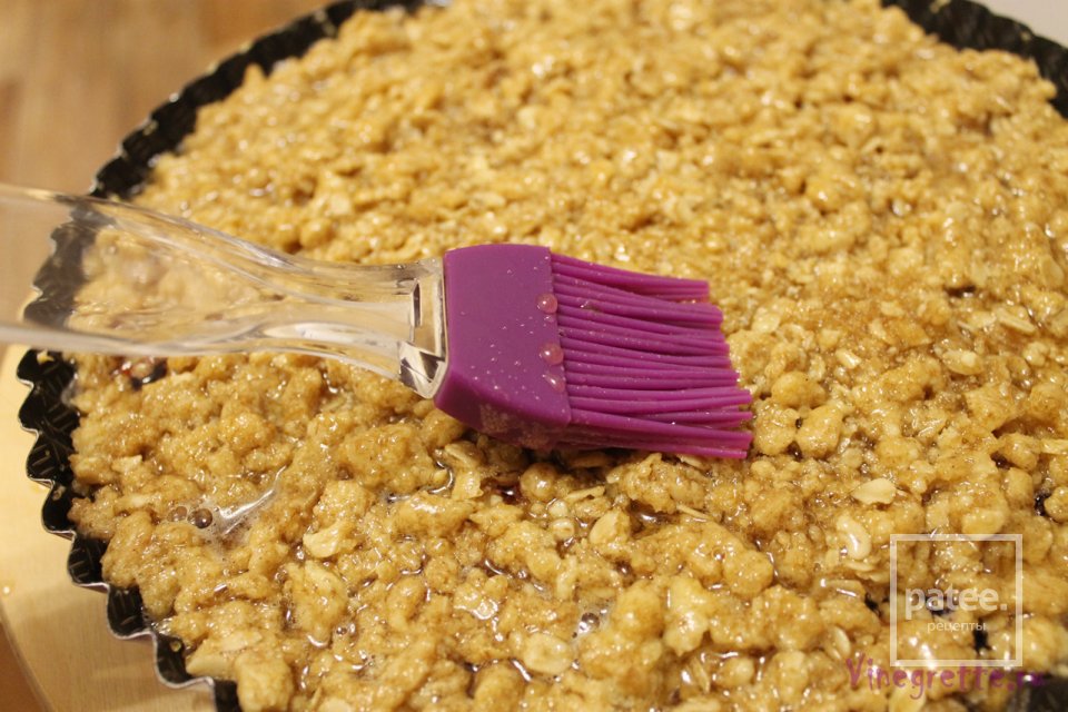 Черничный пирог с крошкой, козьим сыром и медовой глазурью - Шаг 9