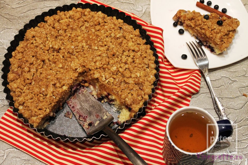 Черничный пирог с крошкой, козьим сыром и медовой глазурью - Шаг 10