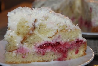 Кокосовый торт с малиной.