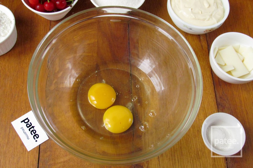 Кексы с корицей, вишней и белым шоколадом - Шаг 2