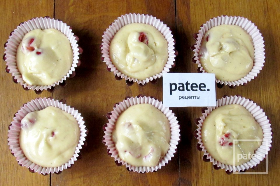 Кексы с корицей, вишней и белым шоколадом - Шаг 12