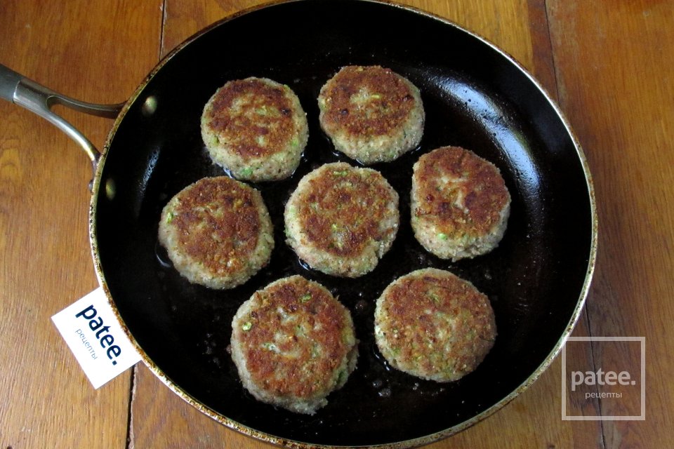 Котлеты с кабачком и овсяными хлопьями - Шаг 16