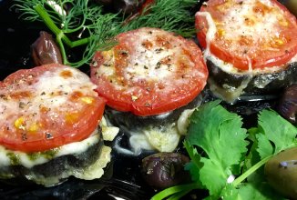 "Пирамида", сказочно вкусная закуска из баклажан, томатов и моцареллы.