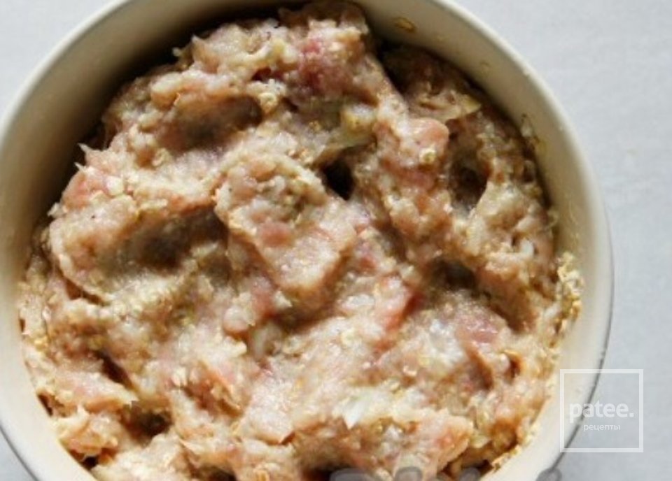 Нежные куриные котлетки на овсянке - Шаг 1