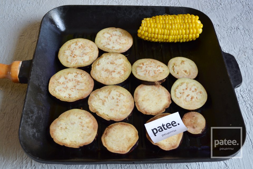 Салат с баклажанами и кукурузой - Шаг 8