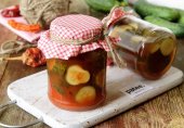 Огурцы с кетчупом чили на зиму
