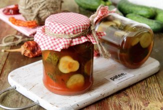 Огурцы с кетчупом чили на зиму