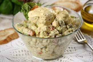 Салат "Столичный" с колбасой и свежими огурцами