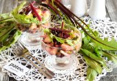 Овощной салат со свеклой и огурцами