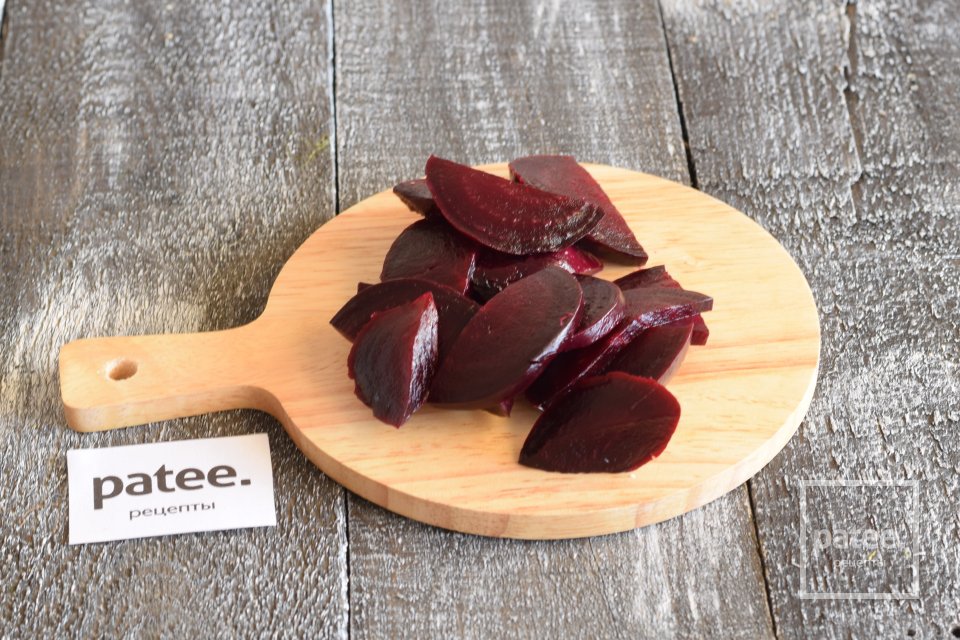 Овощной салат со свеклой и огурцами - Шаг 8