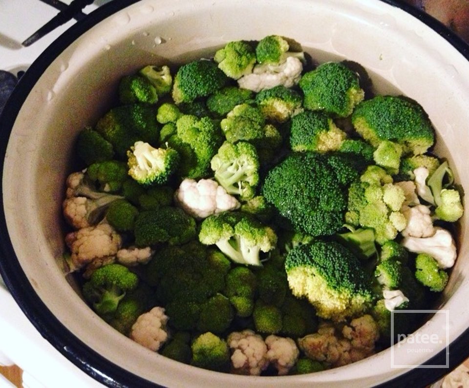 Запеканка с брокколи, цв.капустой и курицей - Шаг 1