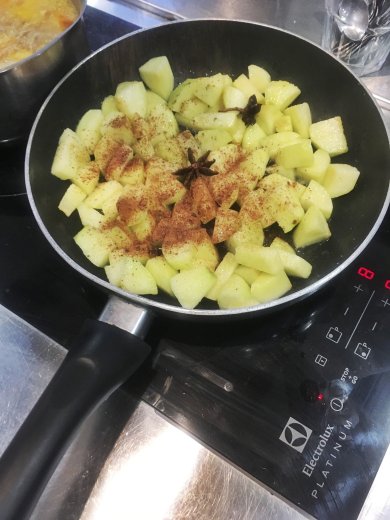 Яблочный пирог с орехово-карамельной начинкой - Шаг 3