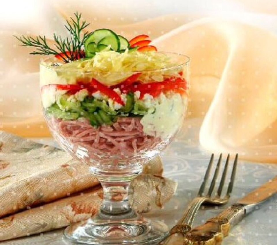 Лёгкий порционный салат-коктейль в стакане