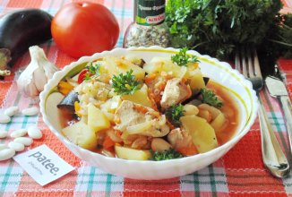  Рагу с куриной грудкой, фасолью и баклажанами
