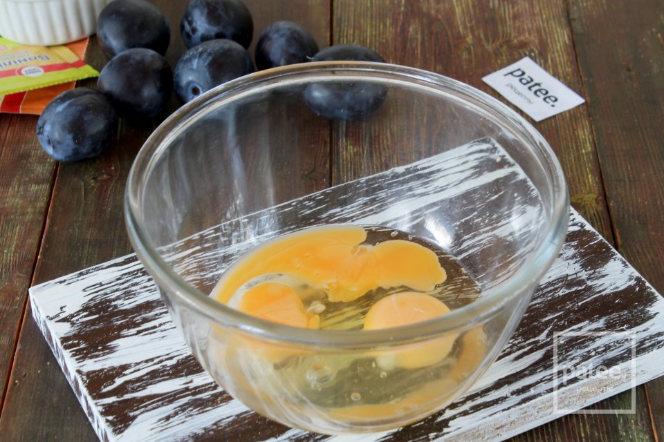 Быстрый пирог со сливами - Шаг 2