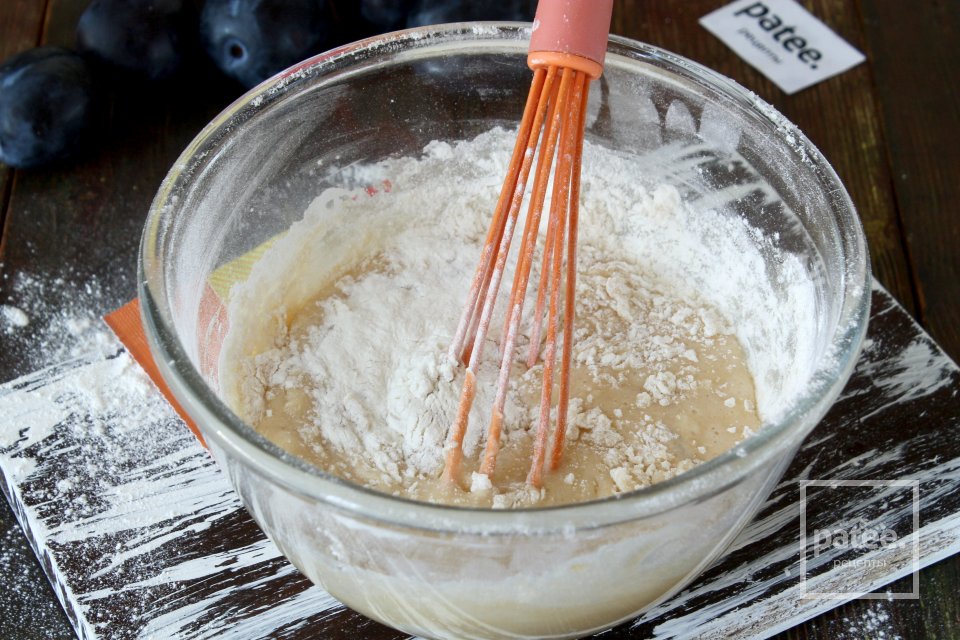 Быстрый пирог со сливами - Шаг 5