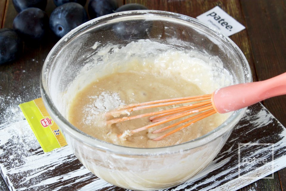 Быстрый пирог со сливами - Шаг 6