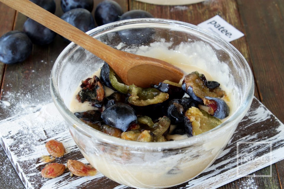 Быстрый пирог со сливами - Шаг 7