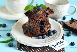 Шоколадный брауни с голубикой