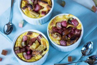 Хлебный пудинг с ревенем