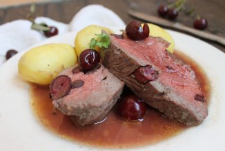 Телятина с вишнями