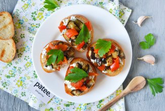 Брускетта с печеными овощами и сливочным сыром