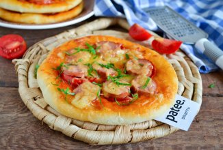 Мини-пицца с сосисками и помидорами