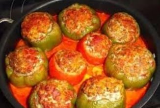 Перец фаршированный мясом и овощами в духовке