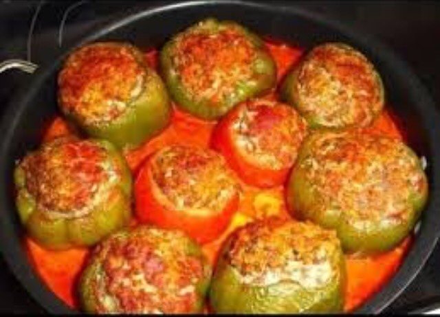 Перец фаршированный мясом и овощами в духовке