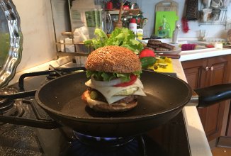 Бургер с говяжьей котлетой и яйцом Ням-Ням!