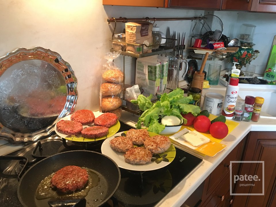 Бургер с говяжьей котлетой и яйцом Ням-Ням! - Шаг 1