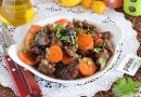Говядина тушеная с морковью и сухофруктами